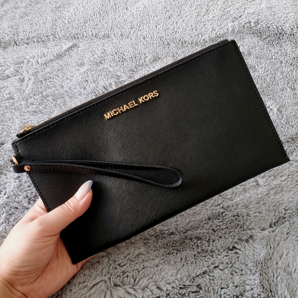 Michael Kors Jet Set Clutch - Picture 1 of 6